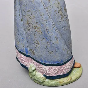 Большая Фарфоровая статуэтка «Девушка с корзиной фруктов», Lladro серия Грес, Испания.