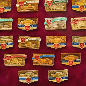 Памятное Подарочное Панно - Значки «Автомобили Горьковского автозавода»,  ГАЗ - СССР - 1984 год. 