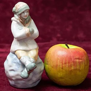 Авторская Коллекционная Фарфоровая Статуэтка «Девочка на Снежном Коме», Дулёво Россия.
