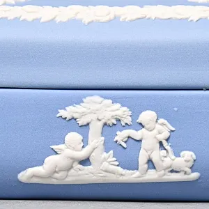 Шкатулка - Бонбоньерка «Музы и поклонники», фарфор ВЕДЖВУД / WEDGWOOD, Англия, вторая половина ХХ века.