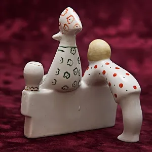 Фарфоровая статуэтка «На заборе», СССР Сысертский фарфоровый завод, 1960 - 1977 гг. 