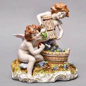 Антикварная Фарфоровая статуэтка «Урожай. Путти, собирающие виноград», Carl Thieme Германия.