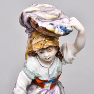 Коллекционная Фарфоровая Статуэтка «Девочка - Торговка рыбой», VOLKSTEDT Германия -50 гг.