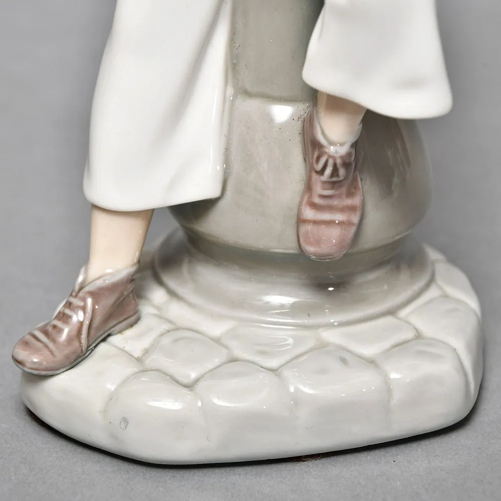 Коллекционная Фарфоровая статуэтка «Мальчик c корабликом», Lladro Испания, вторая половина ХХ века.