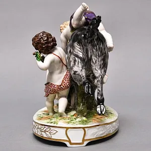  Антикварная Фарфоровая статуэтка «Три путти, играющие с козлом», Ludwigsburg Германия, 1919 - 1927 гг.