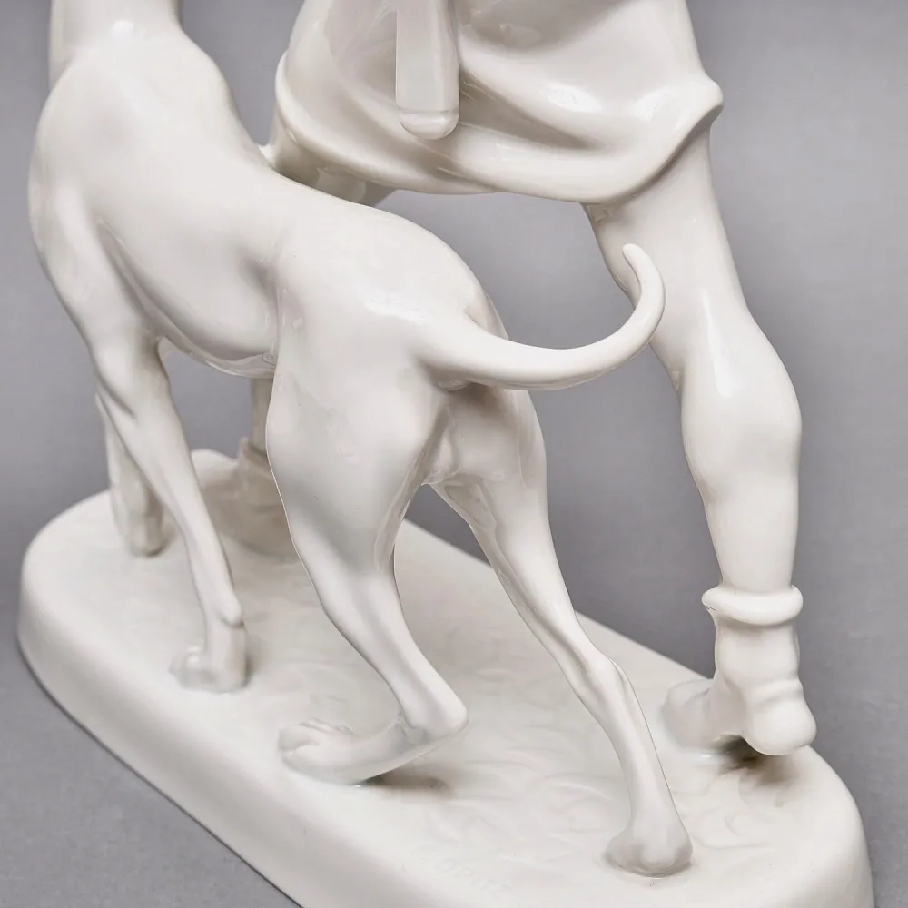 Антикварная Фаофоровая Статуэтка «Охотник с собакой», Wiener Porzellanmanufaktur Augarten, Австрия первая половина ХХ века.