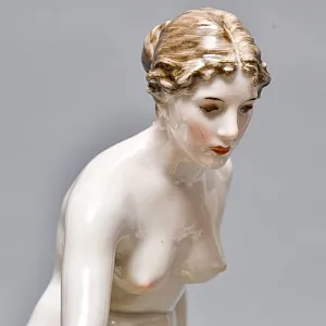 Антикварная Фарфоровая статуэтка «Обнаженная девушка на шаре», Rosenthal Германия - 1935 год. 