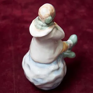 Авторская Коллекционная Фарфоровая Статуэтка «Девочка на Снежном Коме», Дулёво Россия.