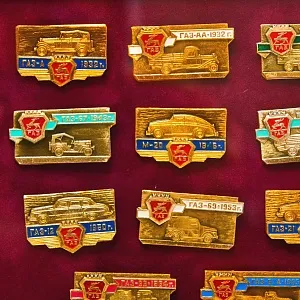 Памятное Подарочное Панно - Значки «Автомобили Горьковского автозавода»,  ГАЗ - СССР - 1984 год. 