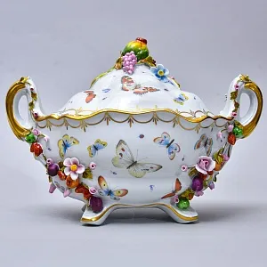 Фарфоровая Тюрина - Судок с крышкой «БАБОЧКИ В САДУ», Франция - середина ХХ века.