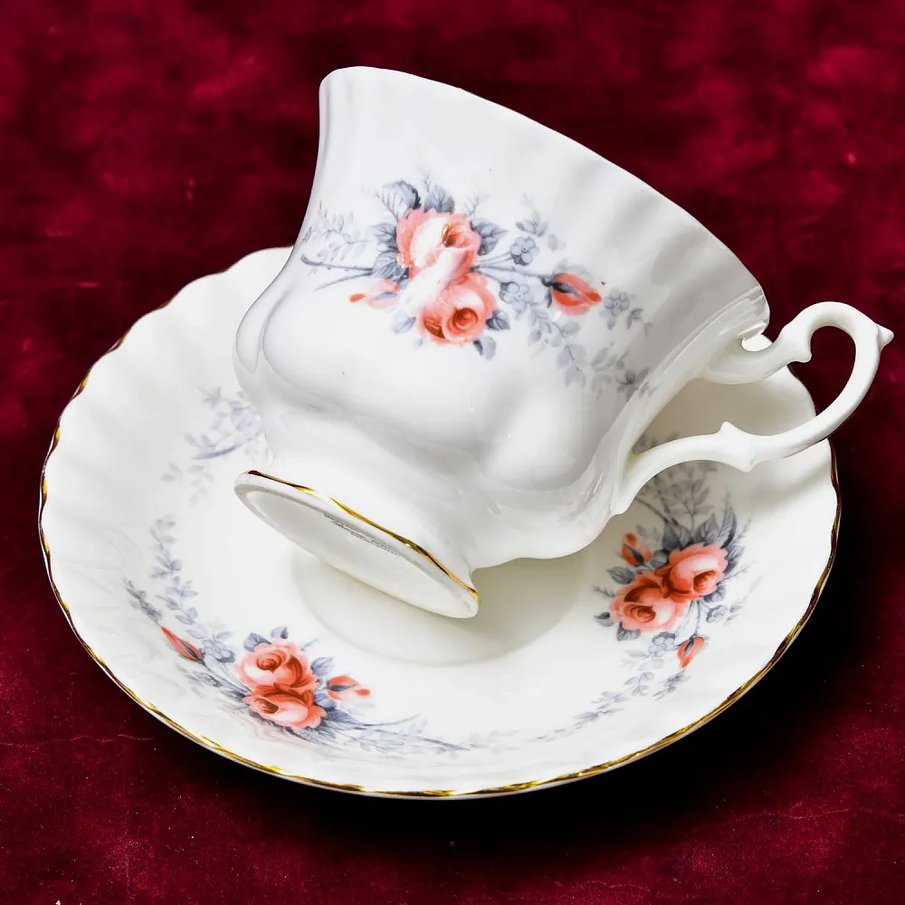 Коллекционная Фарфоровая Чайная пара «Чайная Роза», ROYAL ALBERT Англия, вторая половина ХХ века.