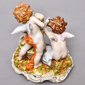 Антикварная Фарфоровая статуэтка «Урожай. Путти, собирающие виноград», Carl Thieme Германия.