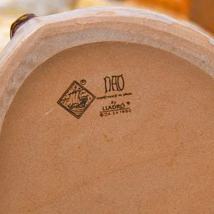 Коллекционная Фарфоровая статуэтка «Девочка с двумя корзинками», NAO by Lladro серия Грес, Испания.