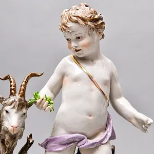  Антикварная статуэтка «Путти с козлом и виноградом», Фарфор Karl Thime Dresden, Германия.