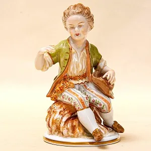 Редкая! Коллекционная фарфоровая статуэтка «МАЛЬЧИК СО ШЛЯПОЙ», Unterweissbach Германия.
