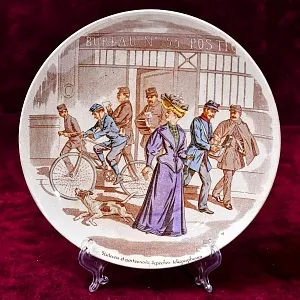 Антикварная Тарелка «У Почтового отделения», Фаянс Sarreguemines, Франция конец XIX века.