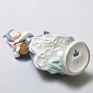 Коллекционная Фарфоровая статуэтка «Голландская Девочка с с цветами», Lladro Испания -1983 год..