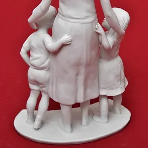 Коллекционная Фарфоровая Статуэтка «Мать и дети. Материнство», Kaiser Германия, 90-е годы ХХ века.