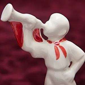 Коллекционная Фарфоровая Статуэтка «Пионер - Горнист», Россия.