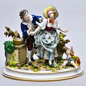 Антикварная Фарфоровая статуэтка «Влюбленная пара. Прятки у колодца», VOLKSTEDTER Германия.