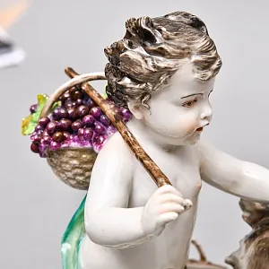  Антикварная статуэтка «Путти с козлом и виноградом», Фарфор Karl Thime Dresden, Германия.