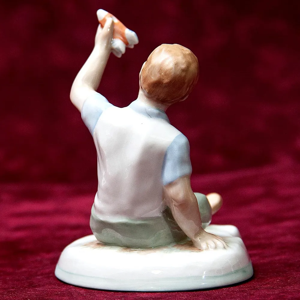 Авторская Коллекционная Фарфоровая Статуэтка «Мальчик с Ракетой», Дулёво Россия.