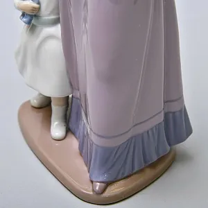Коллекционная Фарфоровая статуэтка «На прогулке. Дама и девочка», Lladro Испания. 