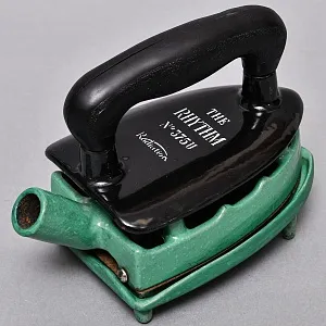 Редкость! Винтажный Газовый Утюг №375 на подставке RHYTHM Англия 50-е годы ХХ века.