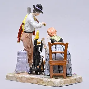 Коллекционная Фарфоровая статуэтка «Папа пришел с работы», VOLKSTEDT Германия, середина ХХ века.