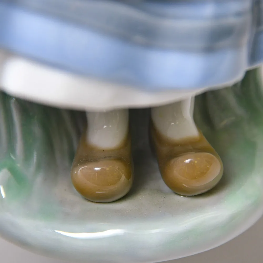 Коллекционная Фарфоровая статуэтка «Голландская Девочка с с цветами», Lladro Испания -1983 год..