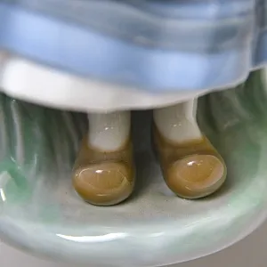 Коллекционная Фарфоровая статуэтка «Голландская Девочка с с цветами», Lladro Испания -1983 год..