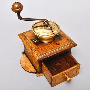 Деревянная Старинная Ручная Механическая Кофемолка - Мельница, Франция первая половина ХХ века.