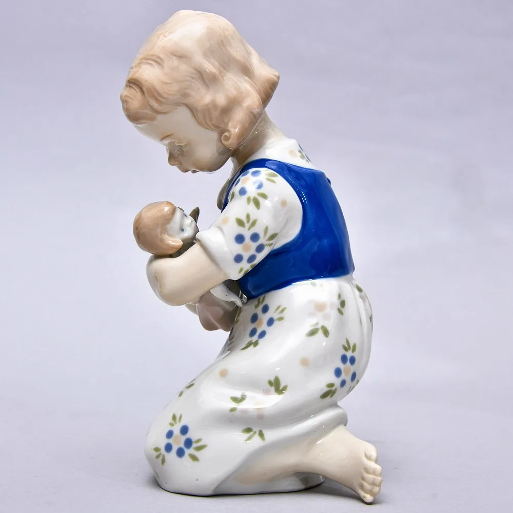 Фарфоровая статуэтка «Девочка с куклой», GRAFENTHAL / ГРАФЕНТАЛЬ Германия, 1985 - 1990 годы.