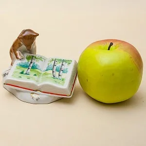 Фарфоровая статуэтка «Медведь с книгой», Октябрьский (Башкирский) фарфоровый завод СССР, 70-е гг.