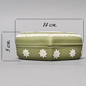 Шкатулка - Бонбоньерка «Античный сюжет», фарфор ВЕДЖВУД / WEDGWOOD, Англия, вторая половина ХХ века.