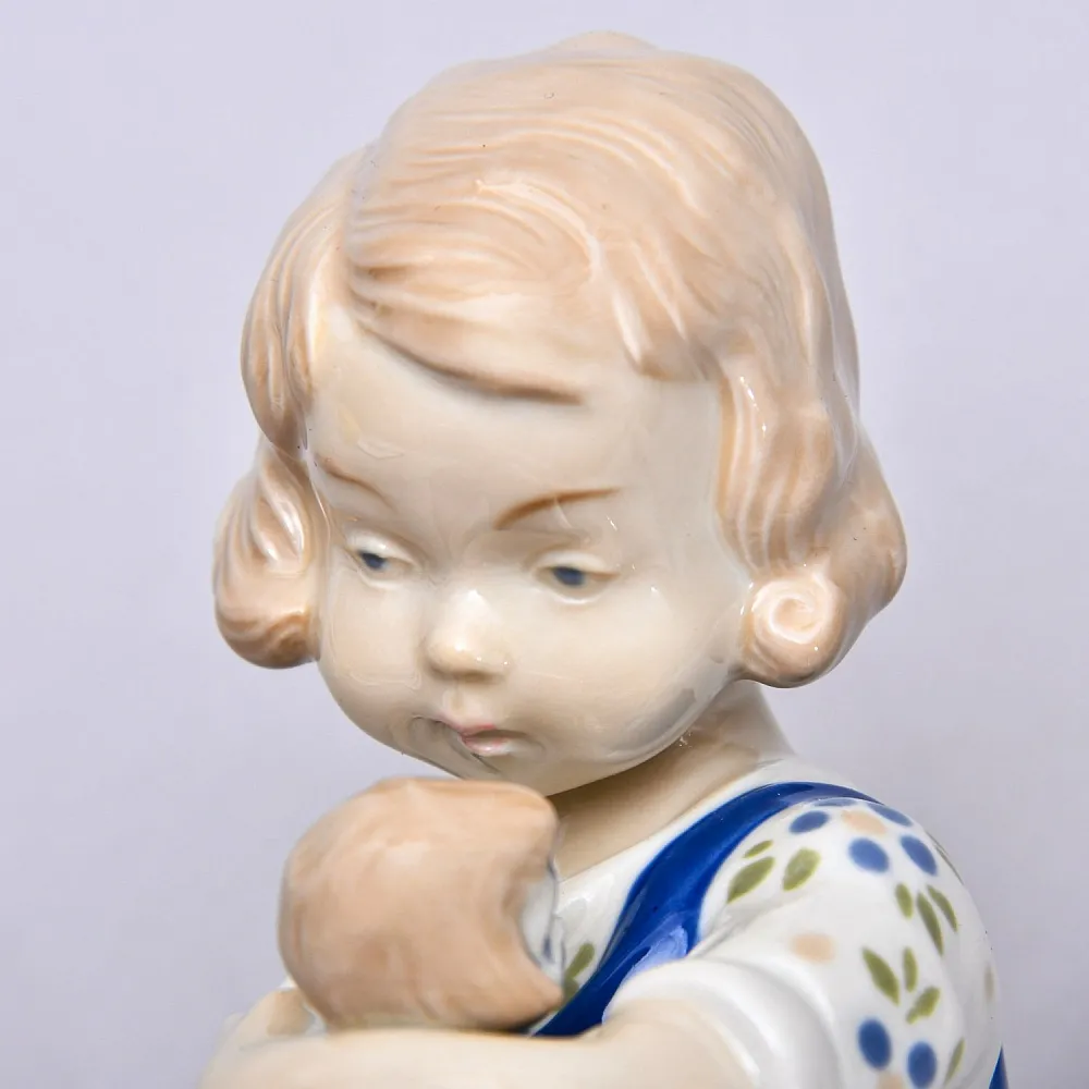 Фарфоровая статуэтка «Девочка с куклой», GRAFENTHAL / ГРАФЕНТАЛЬ Германия, 1985 - 1990 годы.