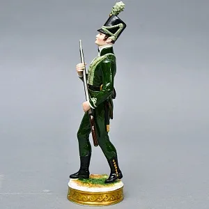Фарфоровая статуэтка Солдат - «Стрелок корпуса герцога Камберлендского», Rudolf Kammer Германия.