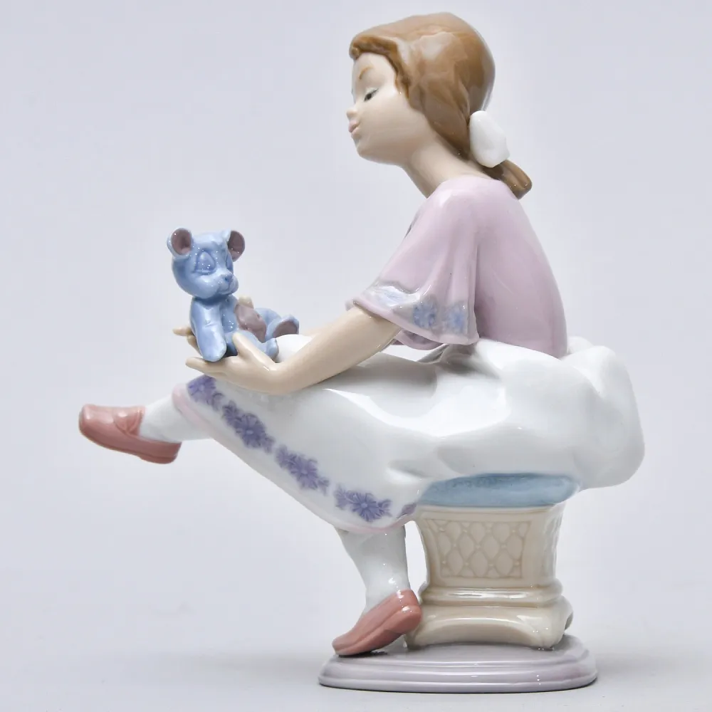 Авторская Фарфоровая статуэтка «Девочка с плюшевым мишкой», Lladro Испания - 1993 год.
