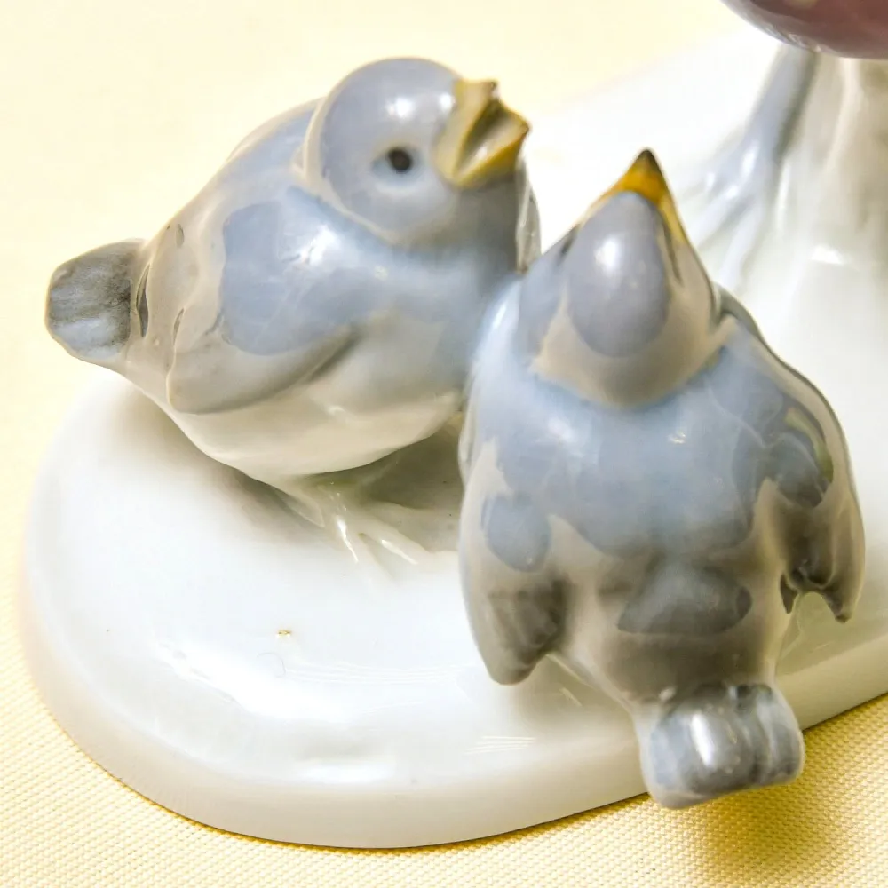 Антикварная Фарфоровая статуэтка «Птица кормит птенцов», Pfeffer Gotta Германия 1882 -1934 год.