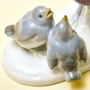 Антикварная Фарфоровая статуэтка «Птица кормит птенцов», Pfeffer Gotta Германия 1882 -1934 год.