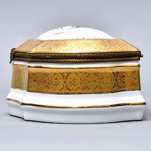 Коллекционная Фарфоровая шкатулка «Синицы на еловой ветке», Limoges Франция.