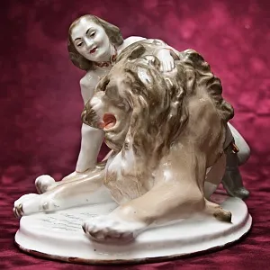  Коллекционная Фарфоровая статуэтка «Укротительница Ирина Бугримова и лев Цезарь», СССР ЛЗФИ, 50-е годы.