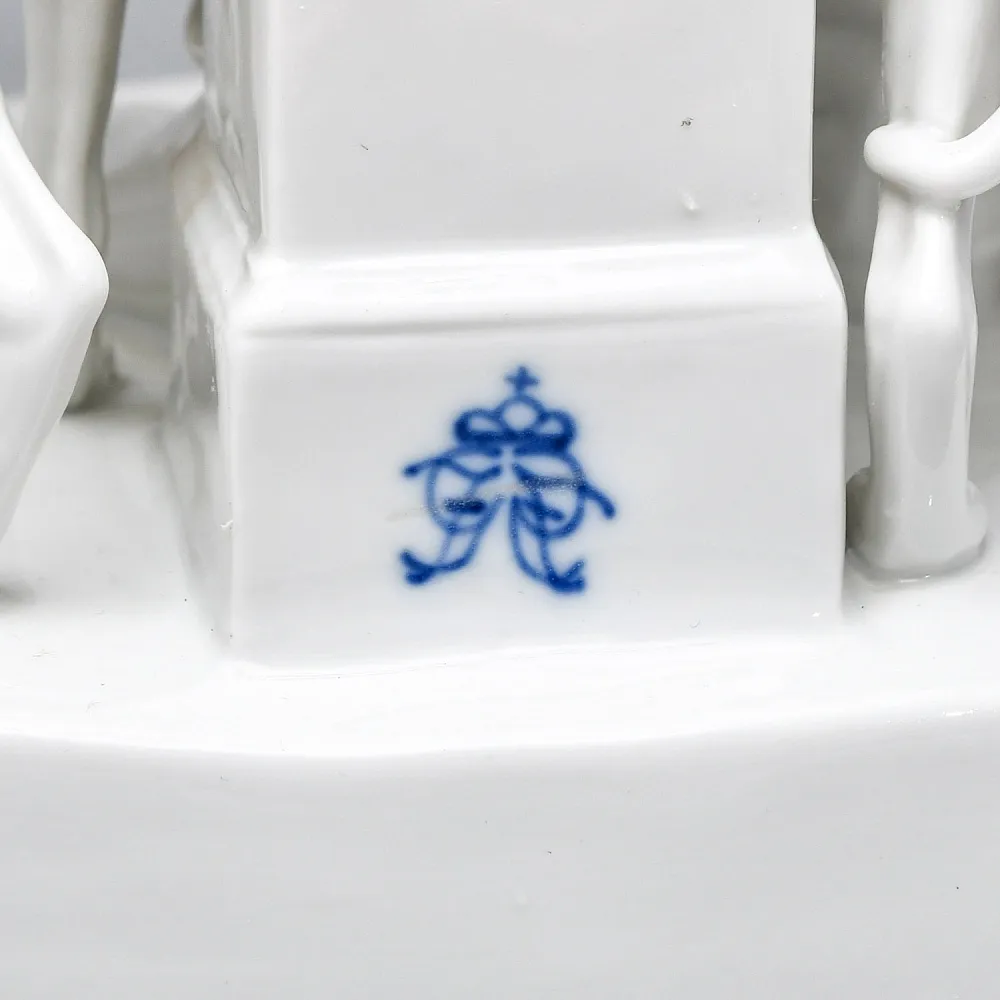 Антикварная Фарфоровая статуэтка «Старый Фриц. Король Пруссии Фридрих II с собаками»,  Volkstedt Германия.