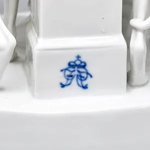 Антикварная Фарфоровая статуэтка «Старый Фриц. Король Пруссии Фридрих II с собаками»,  Volkstedt Германия.