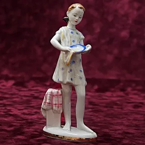Коллекционная Фарфоровая Статуэтка «Юная помощница», ЛФЗ СССР - 1956 год.