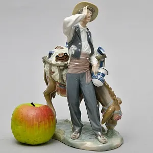 Коллекционная Фарфоровая статуэтка «Продавец фарфора»,  Lladro Испания - 1974 год.