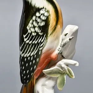 Коллекционная Фарфоровая статуэтка «Птица - Пёстрый Дятел», Карл Энс / Karl Ens, Германия.