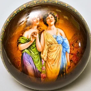 Классическая Фарфоровая Шкатулка - Бонбоньерка «Две Грации», Vienna Style Германия, середина ХХ века.