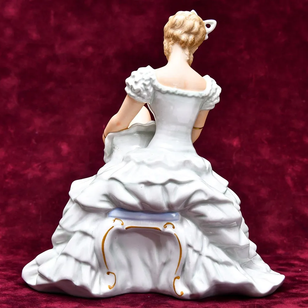 Коллекционная статуэтка «Балерина, завязывающая пуанту», Фарфор WALLENDORF, Германия.