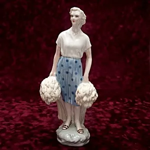 Редкость!!!  Фарфоровая Статуэтка «Девушка со снопами» Рижский ФЗ - CCCР -1956 год.